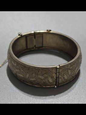 Vintage Gold-Tone Engraved Hinged Bangle Bracelet - Women Jewelry